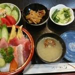 いさみ寿司 - ランチ海鮮丼定食♪充実の内容お野菜もたっぷり1050円！