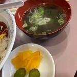萬珍飯店 - お漬物とスープ