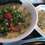 Chinchi kurin - お昼のランチ「長浜ラーメン&ハーフチャーハンセット」です、この内容で税込み870円、安ーい!