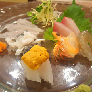 We are proud of Japanese-style meal using fresh seafood caught in nearby waters. Goes well with Japanese sake