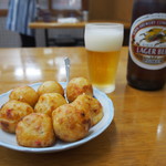 Umai Ya - たこ焼八個 ＆ ビール
