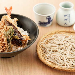 2種の国産そば粉をブレンドしたこだわり蕎麦！セットも人気です