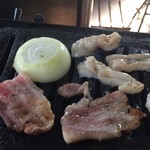 鈴見焼肉 - 地層化した焼き台