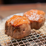 USHIGORO S. - 神戸牛のタンステーキ、フランス産ゲランド塩・酢橘・本山葵