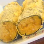 天ぷら新宿つな八 - 北海道産のウニの海苔巻き。温められたウニは栗のような食感