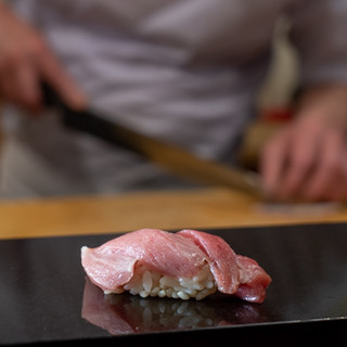 应季鱼的美味没有剩下。尽享寿司的妙趣