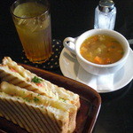 ダニーハ - ホットサンドセットプラス豆スープ。