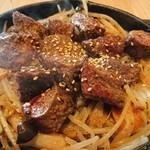 鉄板食堂 バレーナ - 肉の下にもやしぎっしり