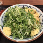 Marugame Seimen - ぶっかけ（冷）：ネギと揚げ玉、生姜を入れると美味