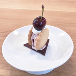 CHERIE MAISON DU BISCUIT - デセールパフェ前に出てくる さくらんぼサンド