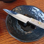 力寿司 - このナイフで寿司を切る