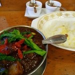 トマト - 和牛ビーフカレーに野菜をトッピング