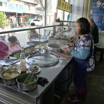 猴母魯肉飯 - 店頭の調理場