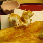 天ぷら やす田 - まずはカット、分厚い身です