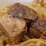 麺屋久兵衛  - 下から肉を発掘