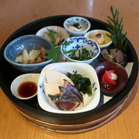 やさい家めい 表参道ヒルズ店 - 桶で供される小鉢９品