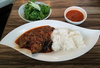 FUGA Dining - ムサカ（牛ひき肉とナスのトマト風煮込み）全景