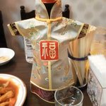 上海屋台料理店 - 紹興酒がチャイナ服を着ています。