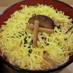 同僚が頼んだチラシ寿司の下