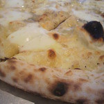 カンティーナ 逗子店 - ４種のチーズピザ