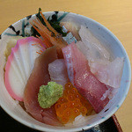 桂苑 - 丼は普通の茶碗。ただし大きめ、食べごたえのあるネタ。