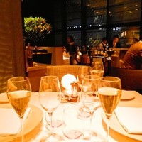 ベージュ アラン・デュカス 東京 - エレガントな空気満載の店内。ぜったいおしゃれしていく店。