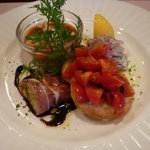 アンティカ オステリア バーチョ - ランチ前菜（ズワイガニのガスパチョ風トマトソース仕立て、アジのマリネ、焼きナスの生ハム巻きバルサミコソース、フルーツトマトのブルスケッタ）
