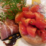 アンティカ オステリア バーチョ - ランチ前菜（ズワイガニのガスパチョ風トマトソース仕立て、アジのマリネ、焼きナスの生ハム巻きバルサミコソース、フルーツトマトのブルスケッタ）