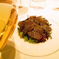 ベージュ アラン・デュカス 東京 - トリュフ山盛りのサラダ。しゃきしゃきで心地いい苦味がある野菜。