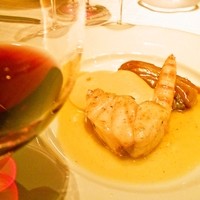 ベージュ アラン・デュカス 東京 - 和歌山のクエ。プリッとして旨みがある。これにはもう赤ワイン。