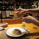 トラットリア・アルモ - カルボナーラにチーズをたっぷりかける