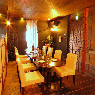 1階は仕事後の一人飲みに。2階はご宴会に嬉しいモニター完備