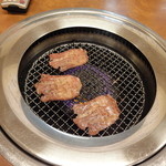 蔵家 - お肉を焼いている様子