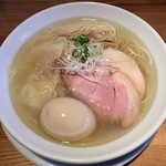 らーめん専門 うしおととり - 「塩そば」「麺中盛り」「味玉」上から。化学調味料不使用。貝出汁、魚介出汁、鶏清湯スープのトリプルスープ仕立てに、”白トリュフオイル” 使用 と、店内表示ポップに記されているその品は、何とも優美なビジュアルの品であった。