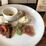 Italian Kitchen VANSAN - ソフトドリンク2杯付きでこの前菜プレートセットが¥500円。かなりお得な感じ。1ドリンクをアルコールにすると+300円で800円。
            さらに1ドリンクをアルコールにすると+200円で1000円。