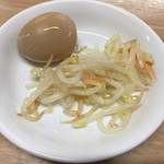 粒粒香 - サラダと煮卵