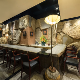 “庵治石”を使用したカウンターテーブルでのお食事をお楽しみくださいませ。
                                          