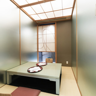 和の風情漂う個室も完備。プライベートな空間で寛ぎの時間をお過ごしください。
                                          
