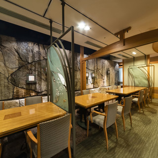 広々としたテーブル席は、普段使いにも是非。
                                          