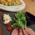 にぎわい酒場 居酒屋 万 - ローストビーフとすじこんオムレツ