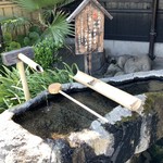 そば茶屋吹上庵 - エントランスの湧水