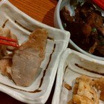 Nihonshu Tachinomidokoro Chame - お通し
                      白身魚の出汁炒め
                      白身魚のコチュジャン炒め
