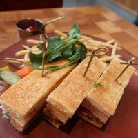 ザ タヴァン グリル＆ラウンジ - 