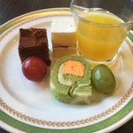 川崎日航ホテル カフェレストラン「ナトゥーラ」 - オレンジゼリー・メロンのロールケーキ・生チョコのケーキ・ショートケーキ
