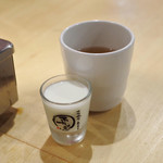 Oosaka Horumon Futago - 最後にサービスのコーン茶と飲むヨーグルト（自家製）