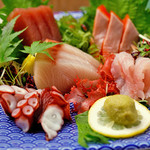 Koshitsu Sumibi To Nihonshu Ginsuke - 旬の鮮魚を使った、お造り5種盛り合わせ