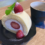 cafe トトノエ - いちごのロールケーキ¥600（食後・セットドリンクと注文すると100円引き）