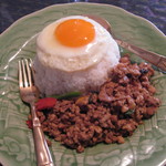 メークマイ - カオ・カバオ・ガイ　６８０円　大盛り＋１００円