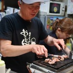 生ホルモン処 おさむちゃん。 - おさむちゃんが切り分けてくれます♪