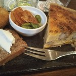 Chatoka - 店長手作り それぞれのビールに合うアテ 左から イカの塩辛とジャガイモのコロッケ、チーズのカリカリ、鶏肉キッシュ、ドライフルーツ、パンデピス（ パウンドケーキ）